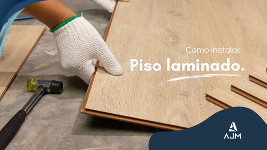 Persona instalando piso laminado
